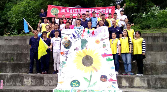 諾貝思合影留念